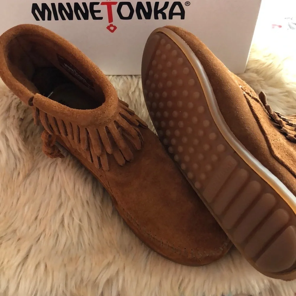 🍂Minnetonka double Fringe side Zip brown Size 2
